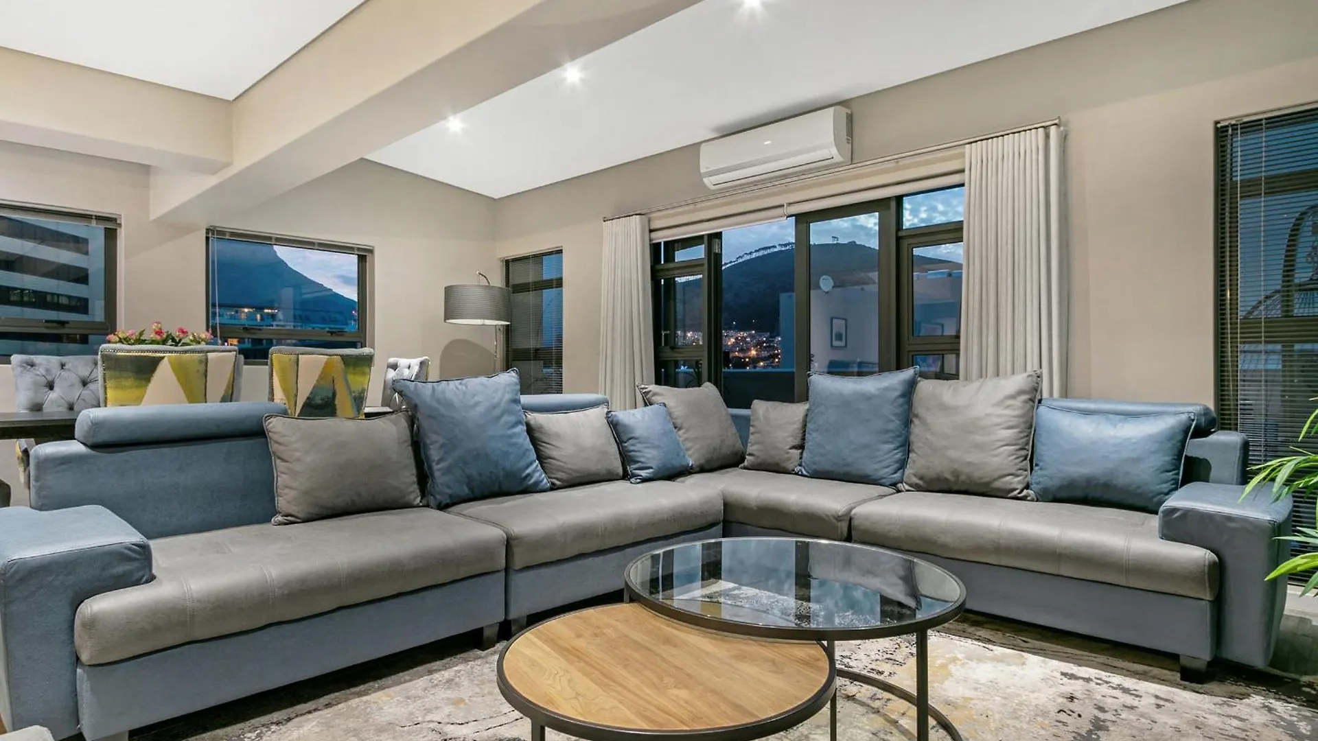 Apartment 2 Bd Penthouse In The Heart Of The Mother City Cape Town